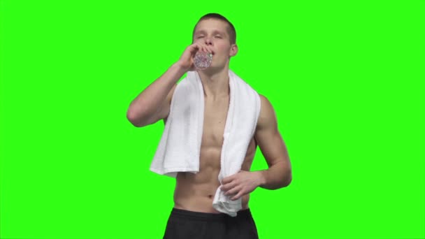 Человек пьет воду и полотенца. Медленное движение. Зеленый экран — стоковое видео