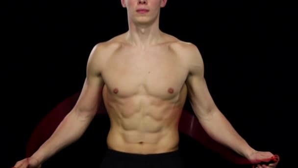 Jongen atletische sporten springen touw in de sportschool. Slow Motion. Zwarte — Stockvideo