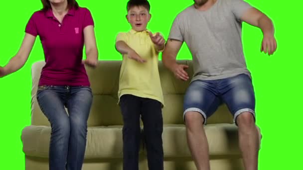 家族はソファの上にジャンプします。緑色の画面。スローモーション — ストック動画