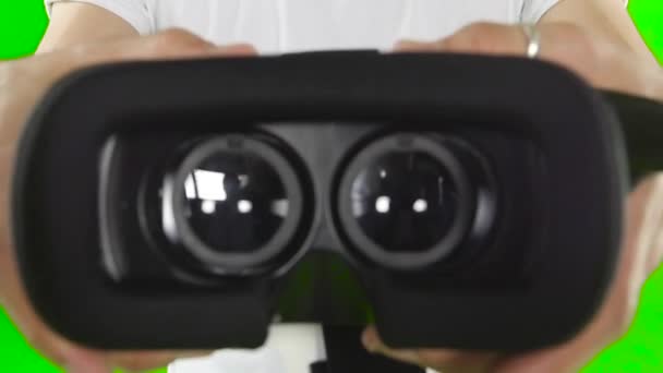 Máscara de realidad virtual. De cerca. Movimiento lento — Vídeos de Stock