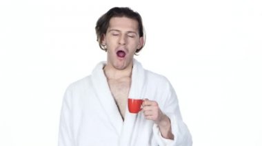 Adam yawns, saç tarak ve içme kahve. Beyaz arka plan