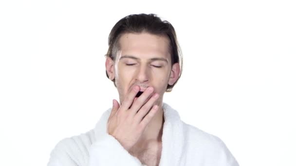 Ο άνθρωπος χασμουρητό στόμα που καλύπτει το χέρι του, πίνοντας τον καφέ. Λευκό φόντο — Αρχείο Βίντεο