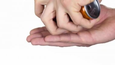 Adam kendini traş jeli dışarı. Beyaz arka plan üzerinde izole
