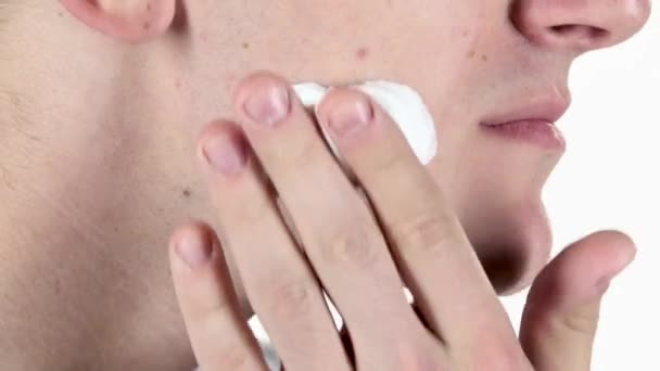 El hombre puso en el área de la crema de afeitar mejilla. Fondo blanco — Vídeos de Stock