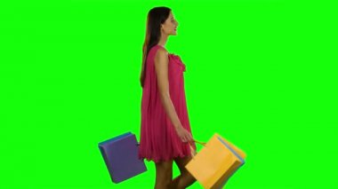 Alışveriş torbaları yürüyüş kadınla. Yeşil ekran