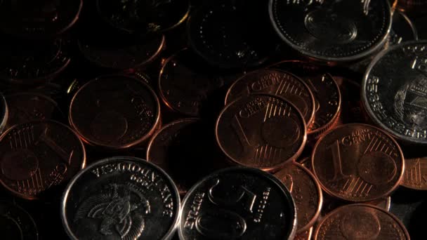 Monedas de diferentes colores en un solo racimo. De cerca. — Vídeos de Stock