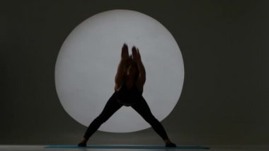 Germe. Kadının ileri viraj yapması. Arka ışık. Siluet