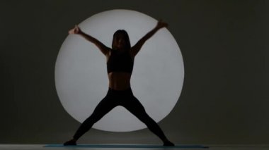 Atlet dağ teşkil etmez. Arka ışık. Siluet