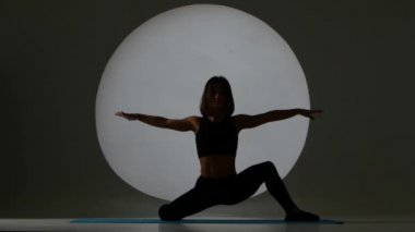 Atlet böler ve eğer yapar. Arka ışık. Siluet