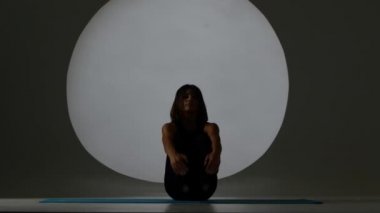 Jimnastikçi enine sicim var. Arka ışık. Siluet