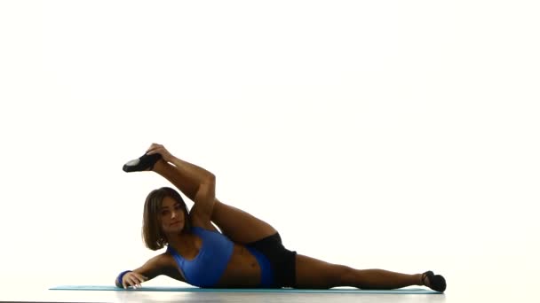 Ginnasta che fa esercizi di stretching. Bianco — Video Stock