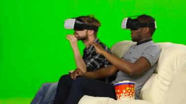 Patlamış Mısır ile bir film izlerken Vr maskeleri erkeklerde. Yeşil ekran