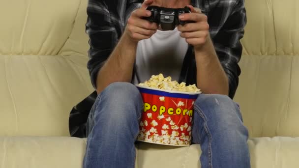 Uomo che tiene un joystick tra le mani — Video Stock