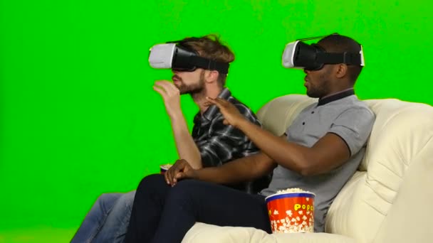 Férfiak Vr maszkok látott egy filmet a popcorn. Zöld képernyő — Stock videók