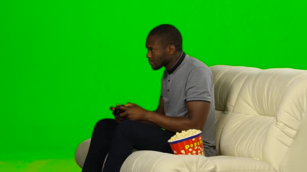 Mann spielt aufgeregt ein Spiel auf der Konsole und verliert. Green Screen — Stockvideo