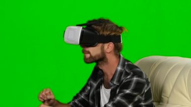 Genç adam Vr maskeli bir şey ellerini yakalar. Yeşil ekran