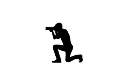 Fotoğrafçı stüdyoda fotoğraf makinesi ile çalışır. Beyaz. Siluet