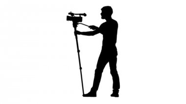 Operatör kamera kendi ekseni üzerinde çevirerek çalışır. Beyaz