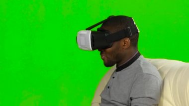 Adam Vr maskesi videoları izlemekten zevk alan. Yeşil ekran