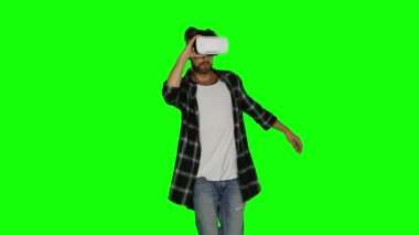 Vr maskeli adam bazı sanal engellerin geçer. Yeşil ekran