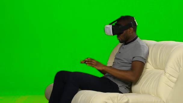 Man förundras av filmen mask av virtuell verklighet. Grön skärm — Stockvideo
