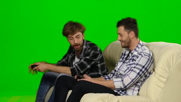 Men compete in the game on the console. Green screen — Stock Video