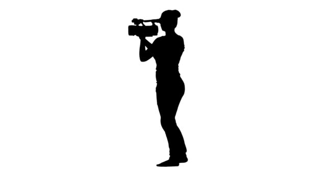 Die Bedienerin macht Videoaufnahmen, hält die Kamera in den Händen. Silhouette. weiß — Stockvideo