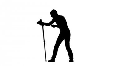 Kamera bir tripod üzerinde kaldırma. Beyaz zemin üzerine siluet