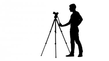 İşleç farklı yönlere tripod üzerinde kamera döner. Siluet