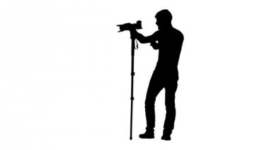Adam göz hizasında tripod üzerinde kamera. Siluet. Beyaz