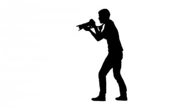 Operatör geriye doğru eğilir ve işlem sırasında iletir. Siluet. Beyaz