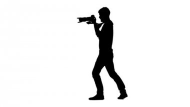 Operator videoya, kendi etrafında dönüş yapar. Siluet. Beyaz arka plan