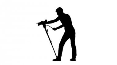 Operatör stüdyoda fotoğraf makinesi ile çalışıyor. Siluet. Beyaz