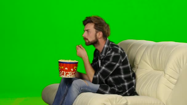 Mann isst Popcorn und schaut einen Film. Green Screen — Stockvideo