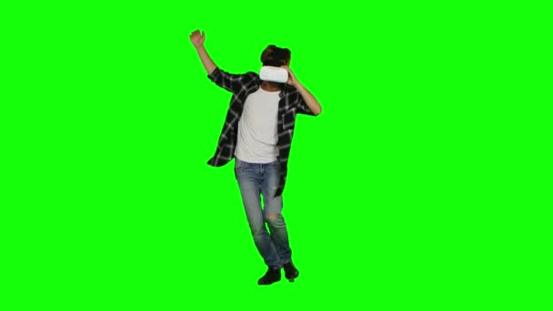 Manliga bär en mask av virtuell verklighet på huvudet. Grön skärm — Stockvideo
