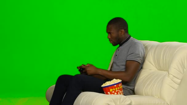 Man lost the game on the console and upset. Green screen — Stock Video