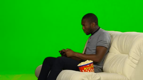 Mann verlor das Spiel auf der Konsole und regte sich auf. Green Screen — Stockvideo