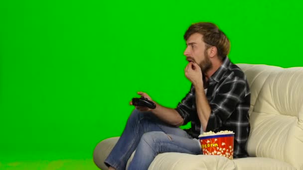 Uomo disperatamente combattendo nel gioco sulla console. Schermo verde — Video Stock