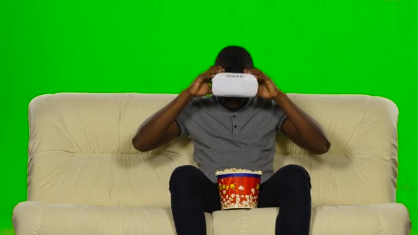 Maskeli bir adam artırılmış gerçeklik cihazı. Yeşil ekran — Stok video