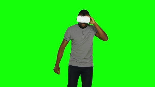 Vr maskeli adam havada bacak bacaklarını çapraz bir şey. Yeşil ekran — Stok video