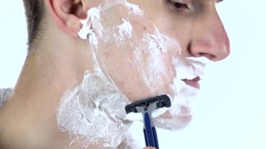 Adam tıraş, sabah rutin bir parçası. Beyaz arka plan. Ağır çekim