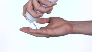 Köpük tıraş avucunun içinde sıkışmış. Ağır çekim