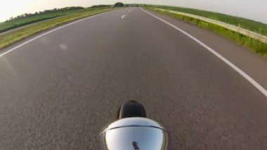 Asfaltta motosiklet sürme, toprak yol. Yakın çekim