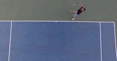 Profesyonel tenis oyuncusu ile servis yapın. Havai atış