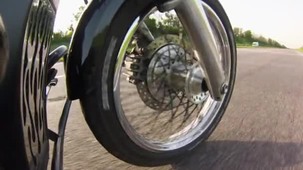 オートバイの車輪は前進する。クローズアップ — ストック動画