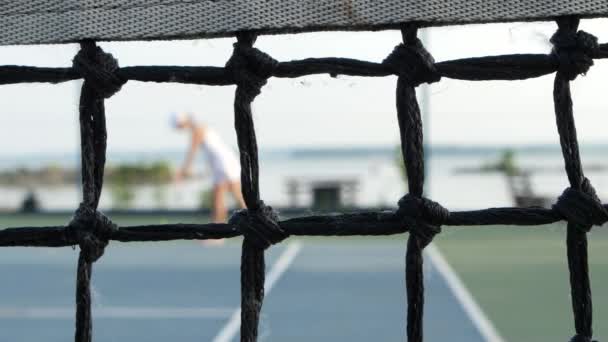Profi-Spieler erwartet den Tennisball auf dem Platz, Netz vorne. Kugelstoßer — Stockvideo