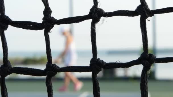 Tennis koncept. Professionell spelare väntar tennis bollen på domstol, netto i fronten. Dolly shot — Stockvideo