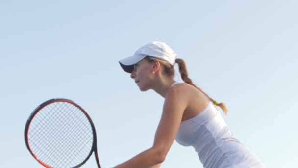 Profesyonel tenis oyuncusu ile servis yapın — Stok video