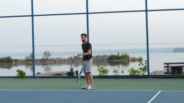 Servir con jugador de tenis profesional. pista de tenis al aire libre — Vídeos de Stock