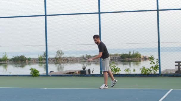 Člověk trénuje své tenisky na venkovním hřišti